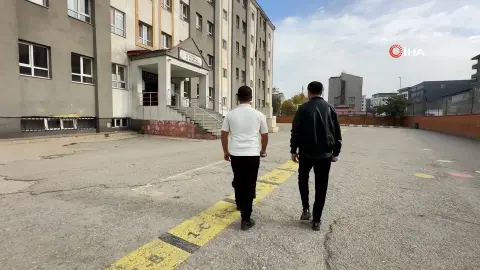 Baba-oğul aynı okulda sınava girdiler: Tatlı rekabet örnek oldu