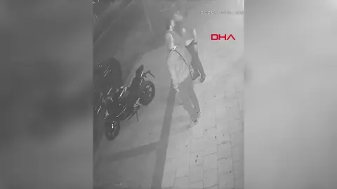 Trafikte sopayla sopayla vurduğu kişiyi takip edip yine saldırdı
