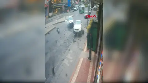 Arnavutköy'de iki otomobil çarpıştı: Bir kişi yaralı