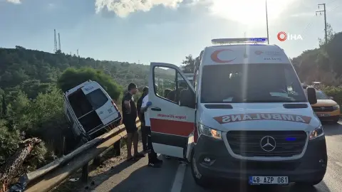 Makas atan otomobil kazaya neden oldu: Minibüs şarampole uçtu