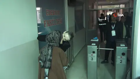 KPSS'de milyonlar ter döküyor: Sivas'ta küpesini çıkaramayan adayın imdadına polis yetişti