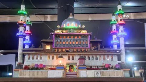 İki yılda 400 kiloluk cami maketi yaptı: Görenler fotoğraf çektiriyor