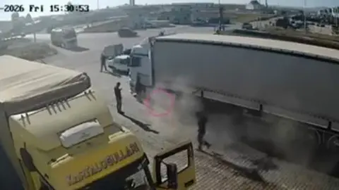 TIR'ın altında tamir yapıyordu! Patlamadan saniyelerle kurtuldu