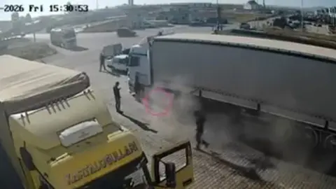 TIR'ın altında tamir yapıyordu! Patlamadan saniyelerle kurtuldu