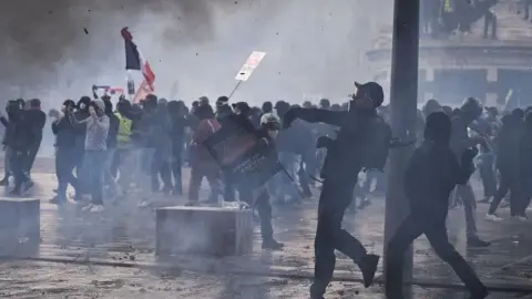 Fransa'da hayat pahalılığı öfkeyi sokağa taşıdı: 1314 gözaltı, 75 yangın