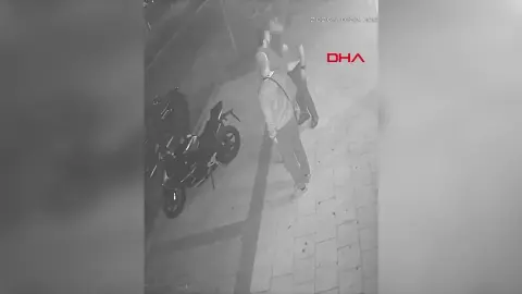 Trafikte sopayla sopayla vurduğu kişiyi takip edip yine saldırdı