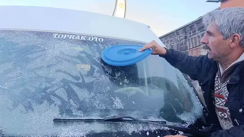 Kars’ta termometreler eksi 6’yı gördü! Sabah araçlarına gelenler şaşkına döndü