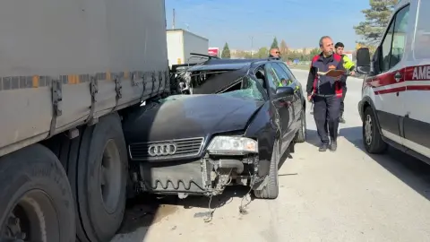 Kütahya’da otomobil tırın dorsesine saplandı: Bir kişi yaralandı