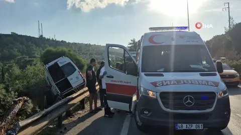 Makas atan otomobil kazaya neden oldu: Minibüs şarampole uçtu