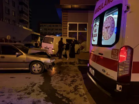 Otomobille çarpışan minibüs dükkana daldı: İki kişi yaralandı