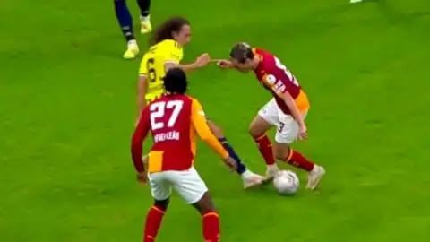 Galatasaray dev derbide penaltı bekledi: Hakemin kararı tepki çekti
