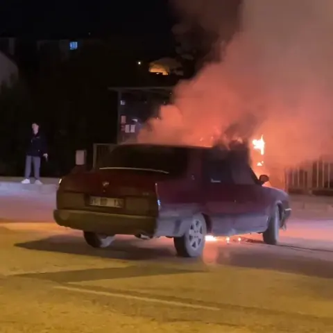 Düzce'de kavşakta istop eden araç alev aldı