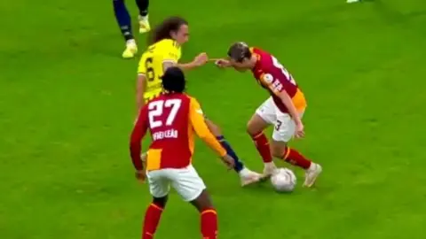Galatasaray dev derbide penaltı bekledi: Hakemin kararı tepki çekti