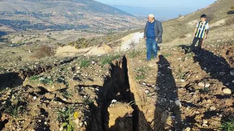 Deprem olmadı ama yer yarıldı: Tarlanın ortasında aniden beliren devasa yarıklar şaşırttı
