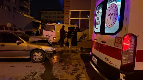 Otomobille çarpışan minibüs dükkana daldı: İki kişi yaralandı