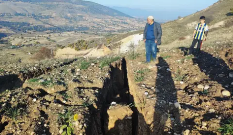 Deprem olmadı ama yer yarıldı: Tarlanın ortasında aniden beliren devasa yarıklar şaşırttı