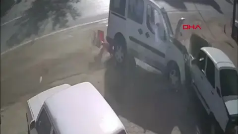 Adana'da ehliyetsiz sürücü direksiyon hakimiyetini kaybetti: İki otomobile çarptı