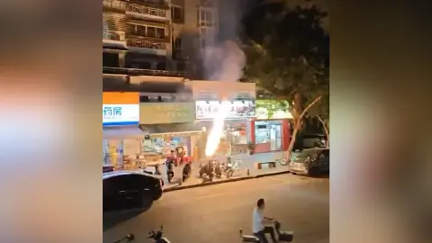 Çin'de elektrikli scooter bataryası patladı: Alevler metrelerce yükseldi