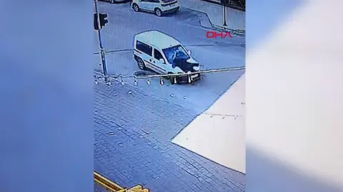 Adana Seyhan'da akılalmaz hırsızlık: Kaputuna çıktığı aracı sürücü inince çalarak kaçtı
