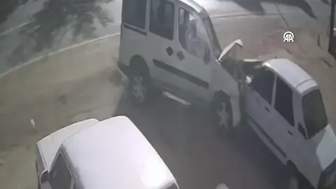 Adana Kozan'da kontrolden çıkan otomobil ortalığı savaş alanına çevirdi