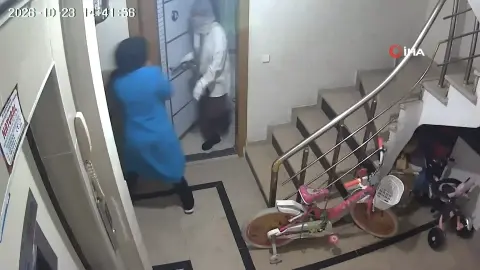 Esenyurt'ta pes dedirten hırsızlık! Zillere basıp boş daireye girdiler: O anlar kamerada!