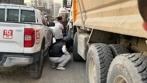 Hatay'da hafriyat kamyonunun altında kalan motosiklet sürücüsü hayatını kaybetti: Meraklı kalabalık pes dedirtti