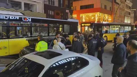 Küçükçekmece’de otomobil, yolcu minibüsüne çarptı: İki yaralı