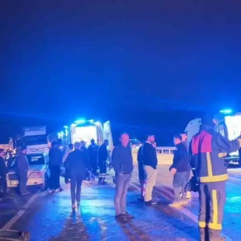 Düzce’de iki araç kafa kafaya çarpıştı: 5 yaralı