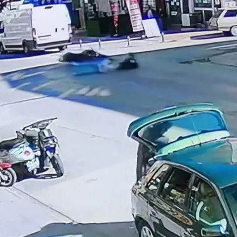 Ölümden döndüler: Karaman'da devrilen motosiklet 20 metre sürüklenip minibüsün altına girdi