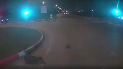 Elazığ'da karşıya geçmek isteyen yayaya kamyon çarptı: O anlar araç içi kamerasına yansıdı