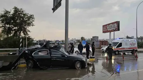 Adana’da otomobil direğe çarptı: Bir kişi hayatını kaybetti
