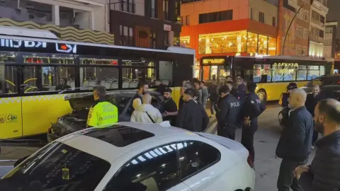 Küçükçekmece’de otomobil, yolcu minibüsüne çarptı: İki yaralı