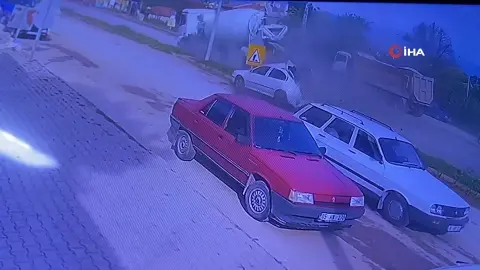 Çorum'da freni patlayan beton mikserinin otomobile çarptığı anlar kamerada