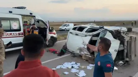 Mutlu güne davet acıya dönüştü! Düğün davetiyesi dağıtmaya çıkan aile takla attı: Üçü çocuk 6 yaralı