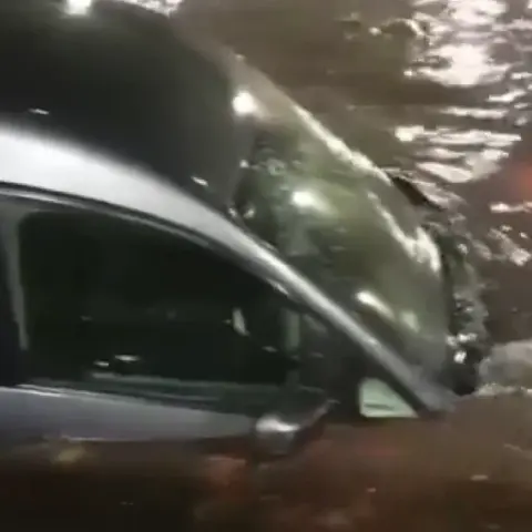 Pendik’te alt geçidi su bastı, sürücü ve kızı mahsur kaldı