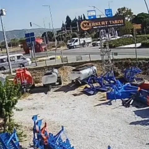 İzmir Bayındır'da kamyonetin çarptığı kadın tekerleklerin altında kalmaktan kurtuldu