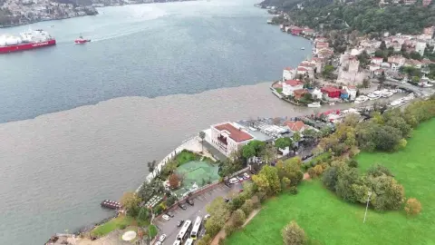 İstanbul Boğazı’nda dikkat çeken görüntü! Denizin bir bölümü çamurla kaplandı
