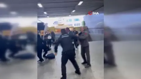 Mecidiyeköy'de metrobüs girişinde güvenlik görevlisinin tekme attığı kaza anı kamerada