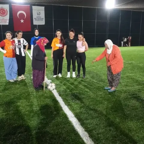Hatay'da bayram coşkusu sahaya taştı! Şalvarlı teyzeler bastonla santra yapt