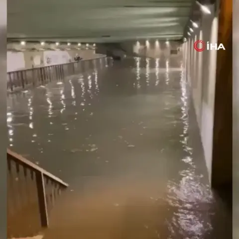İstanbul’da sağanak yağış sonrası Pendik ve Tuzla’da yollar göle döndü
