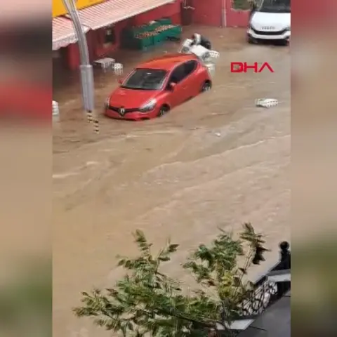 Şile'de sağanak yağış hayatı durma noktasına getirdi: Dereler taştı, ürünler sele kapıldı