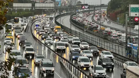 Sürücüler adım adım ilerliyor! İstanbul'da yağışla birlikte trafik felç oldu: Anadolu Yakası yüzde 89'u gördü