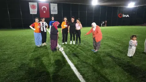 Hatay'da bayram coşkusu sahaya taştı! Şalvarlı teyzeler bastonla santra yapt