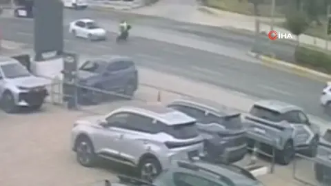 Balıkesir'de otomobil ile motosikletin çarpıştığı kaza anı güvenlik kamerasında