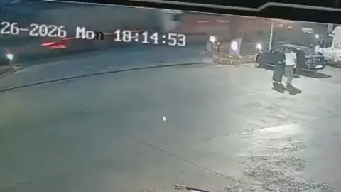 Konya'da pancar yüklü römorka tır arkadan çarptı: Tonlarca pancar yola saçıldı, o anlar kamerada