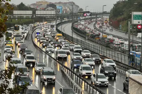 Sürücüler adım adım ilerliyor! İstanbul'da yağışla birlikte trafik felç oldu: Anadolu Yakası yüzde 89'u gördü