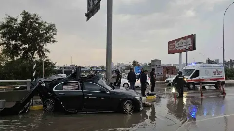 Adana’da otomobil direğe çarptı: Bir kişi hayatını kaybetti
