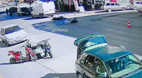 Ölümden döndüler: Karaman'da devrilen motosiklet 20 metre sürüklenip minibüsün altına girdi