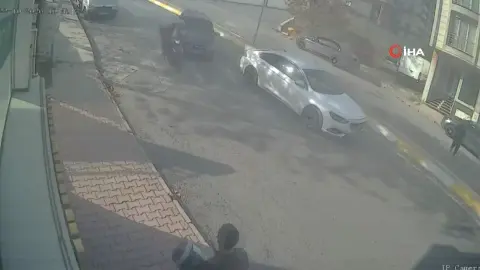 Esenyurt Güzelyurt Mahallesi Yıldırım Beyazıt Caddesi'nde kaza anları kamerada