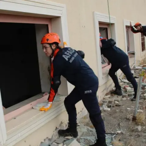 Bingöl'de nefes kesen tatbikat: 7 üzeri deprem senaryosu uygulandı, 170 personel sahaya indi